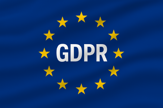 Eine wehende EU-Flagge mit 12 goldenen Sternen und den Buchstaben GDPR in der Mitte, die für General Data Protection Regulation stehen, in Deutsch Datenschutz-Grundverordnung.