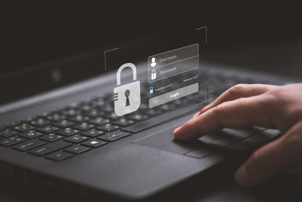 Ein Angreifer sitzt an einem Laptop und versucht, sich mit gestohlenen Login-Daten in einer anderen Anwendung anzumelden.